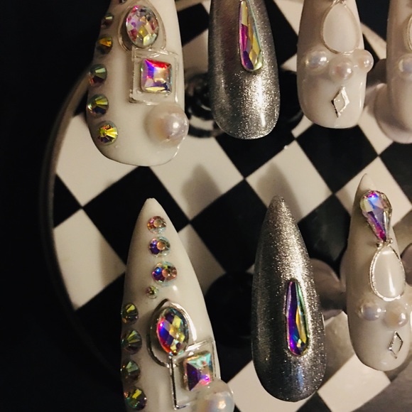 ICCED OUT BRIDE💎💍 PRESS ON NAILS - Picture 5 of 10